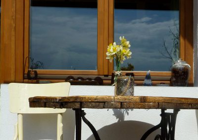 gesztenye-vendégház-dunakanyar-asztal-virág-terasz